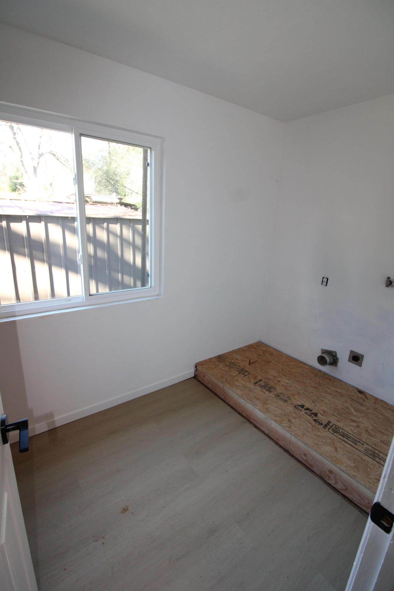 3170 Quartz Hill Road Redding, CA 96003 - Photo 24 of 68 laundry room