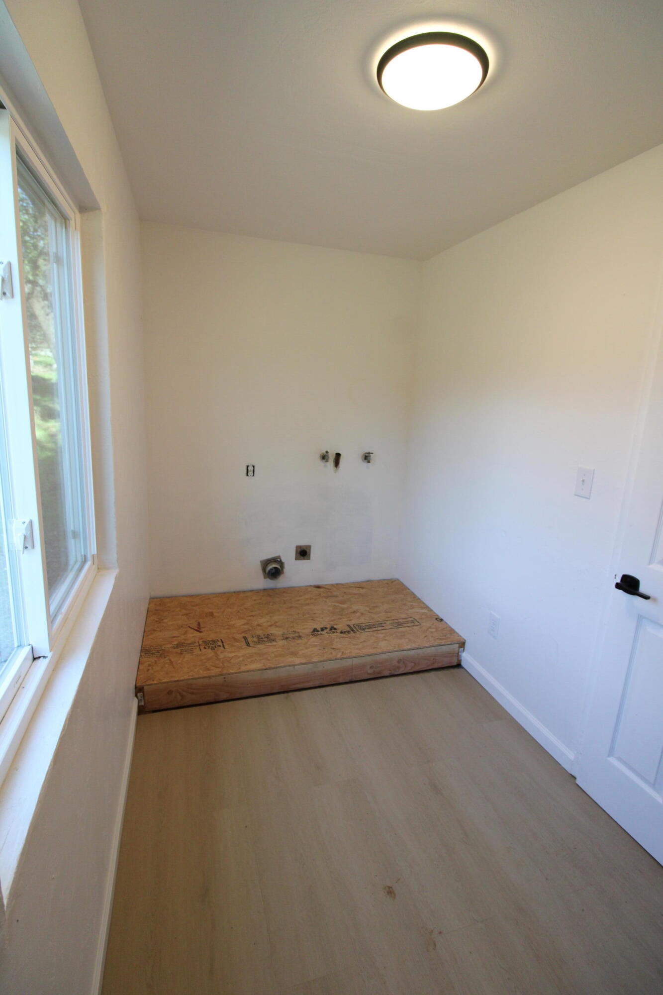 3170 Quartz Hill Road Redding, CA 96003 - Photo 25 of 68 laundry room