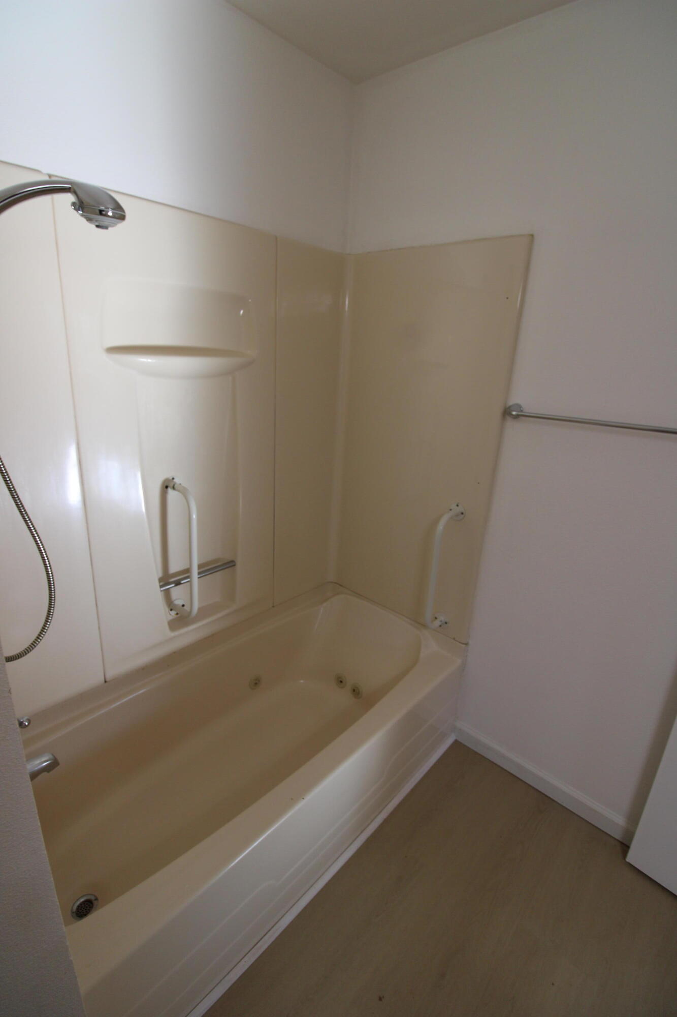 3170 Quartz Hill Road Redding, CA 96003 - Photo 30 of 68 a bathroom with a bathtub