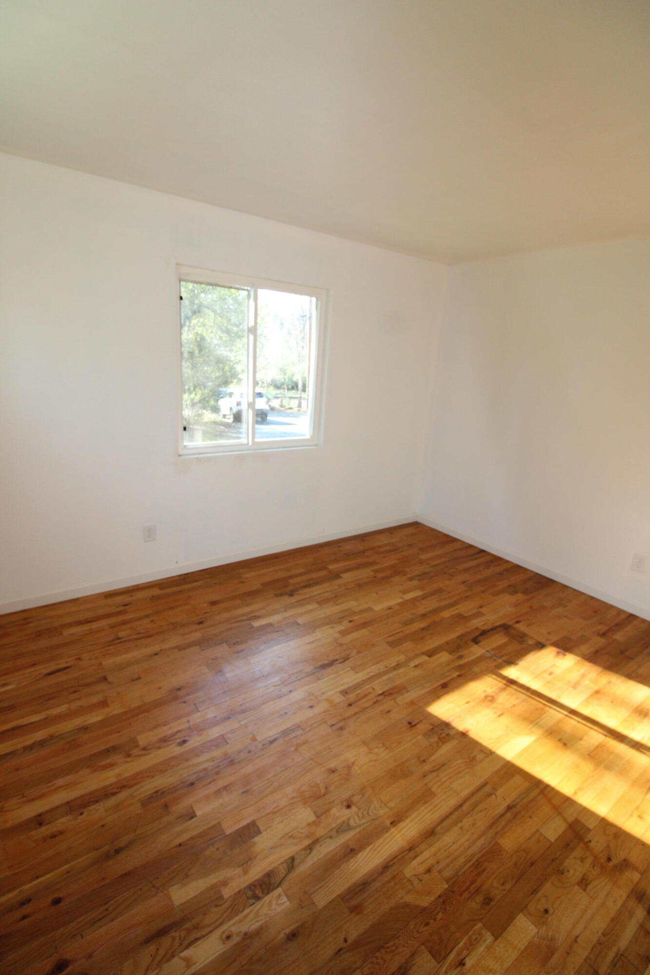 3170 Quartz Hill Road Redding, CA 96003 - Photo 35 of 68 an empty room with wooden floor and windows
