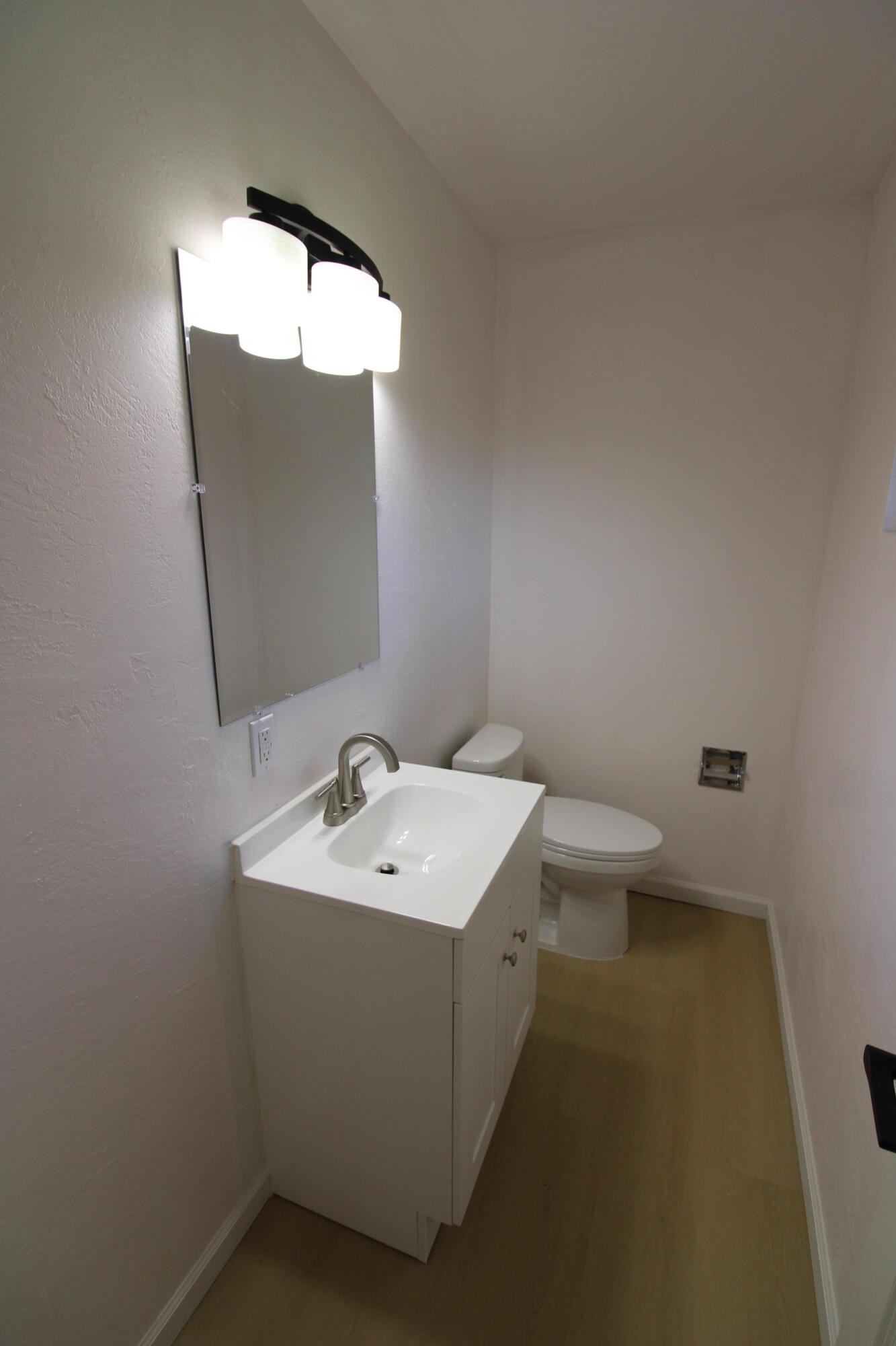 3170 Quartz Hill Road Redding, CA 96003 - Photo 42 of 68 half bathroom