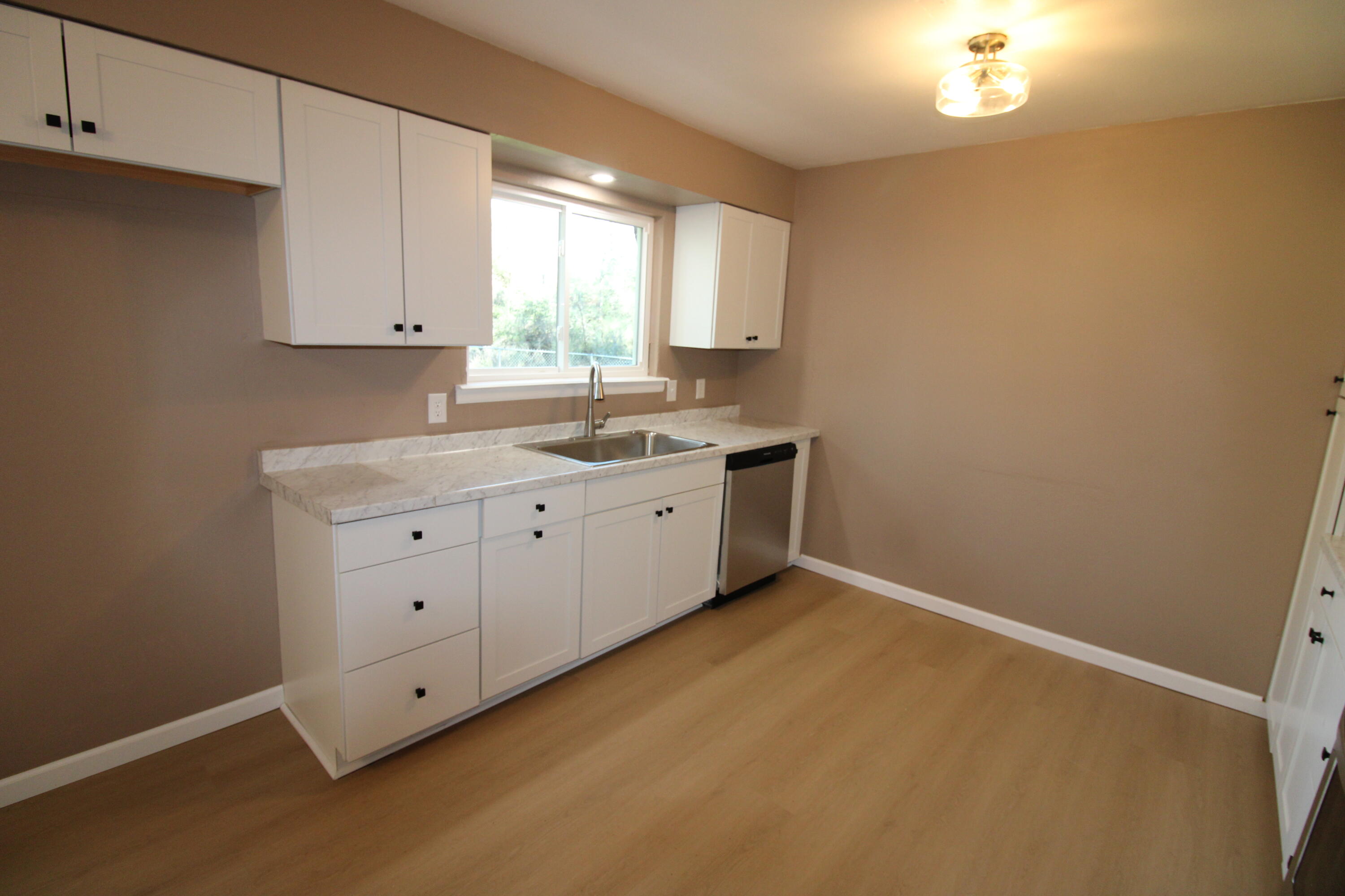 3170 Quartz Hill Road Redding, CA 96003 - Photo 50 of 68 large kitchen