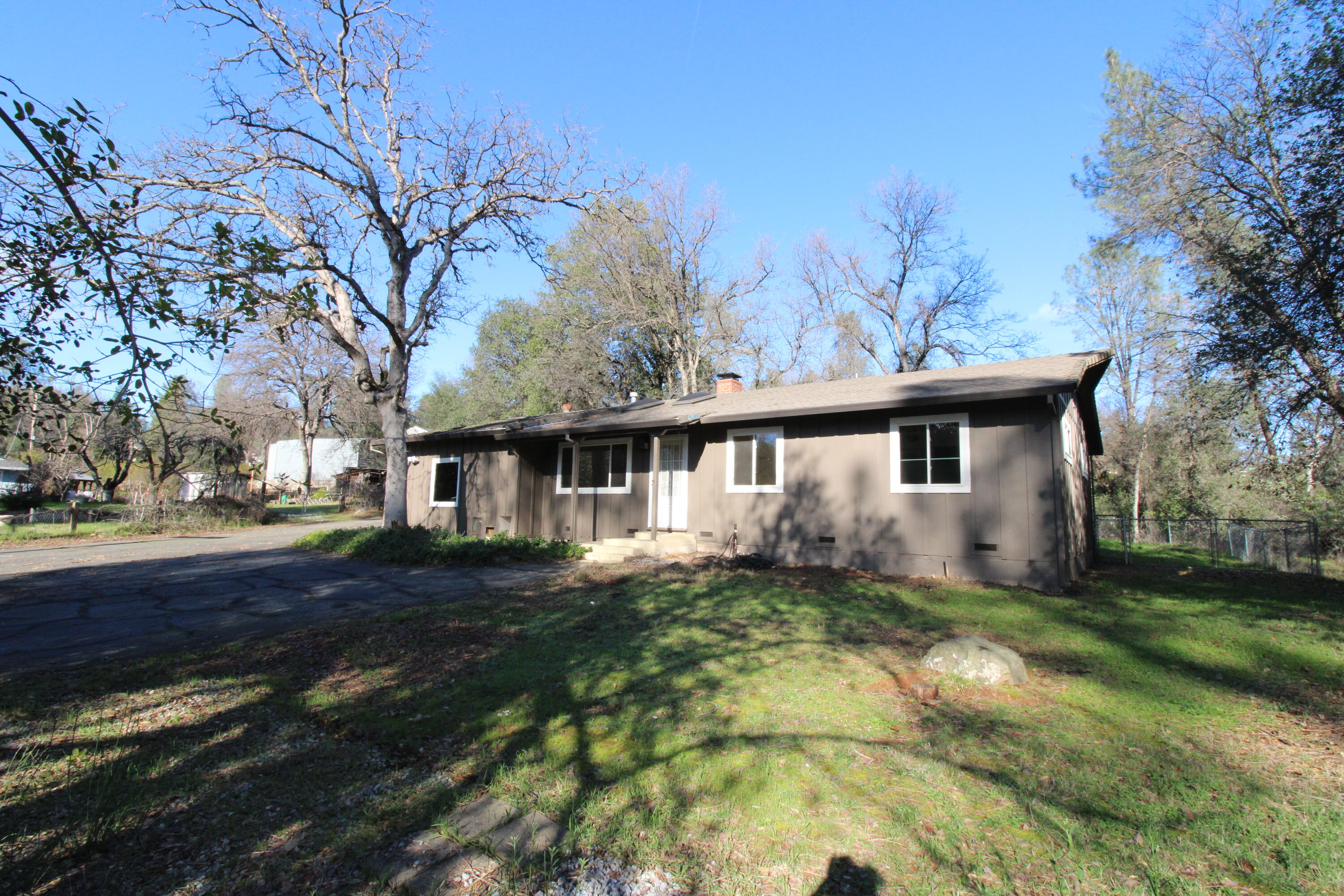 3170 Quartz Hill Road Redding, CA 96003 - Photo 7 of 68 a front view of a house with a garden
