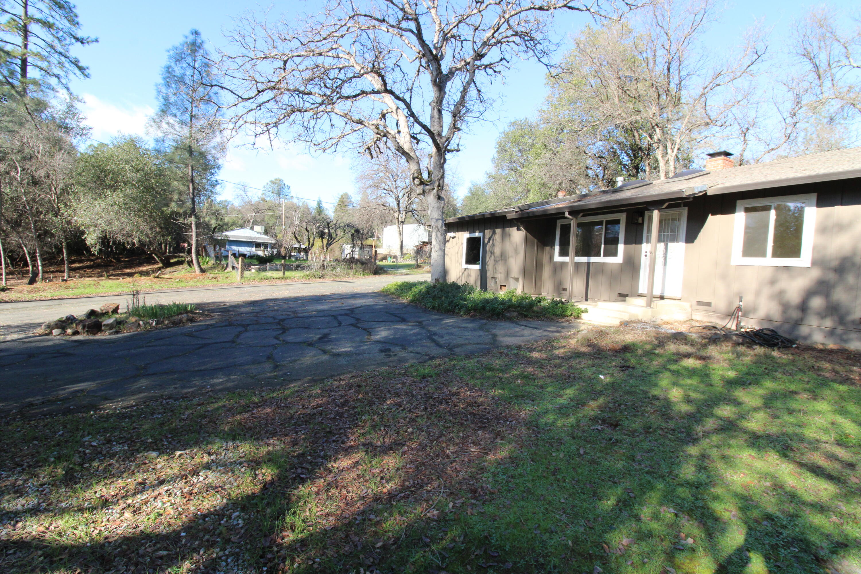 3170 Quartz Hill Road Redding, CA 96003 - Photo 8 of 68 circular driveway and front of house