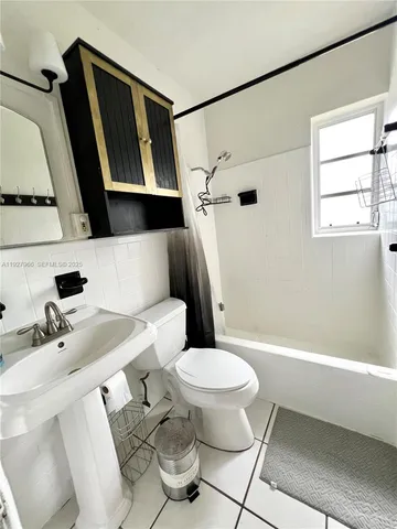 $2,000 | 6228 Taylor Street, Unit 1, Hollywood, FL 33024