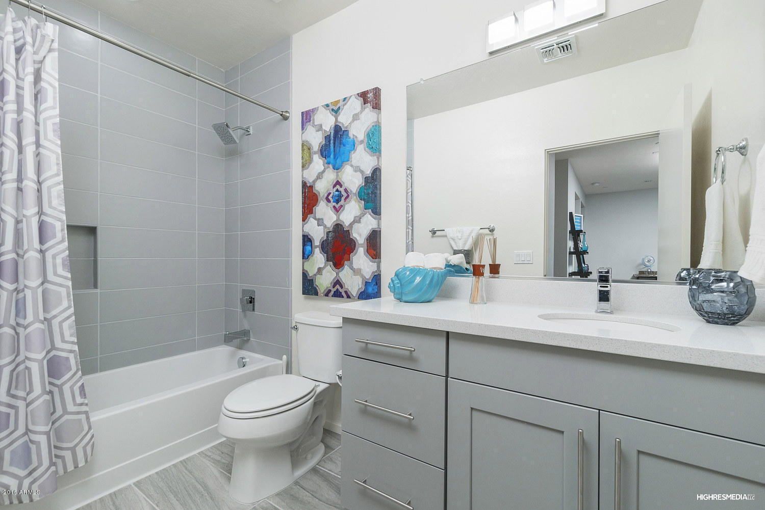 2744 East Roma Avenue Phoenix, AZ 85016 - Photo 16 of 17 Hall bath