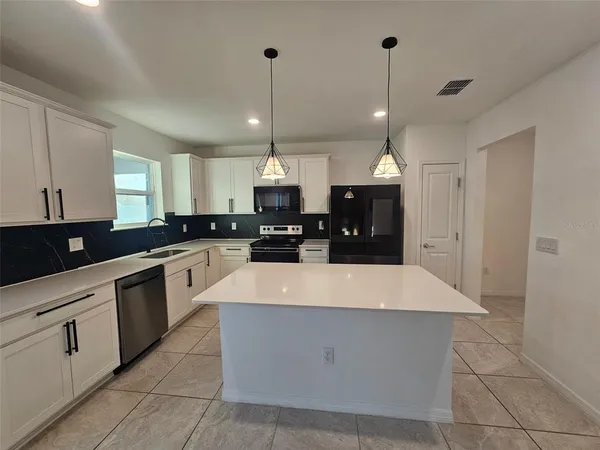 $2,550 | 3928 Capri Coast Drive, Plant City, FL 33565