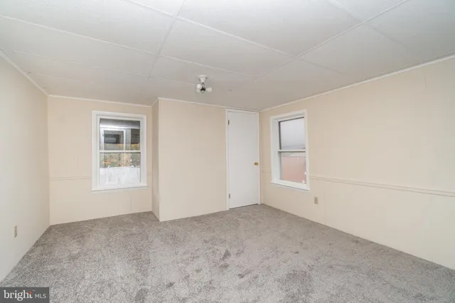 a view of empty room with window