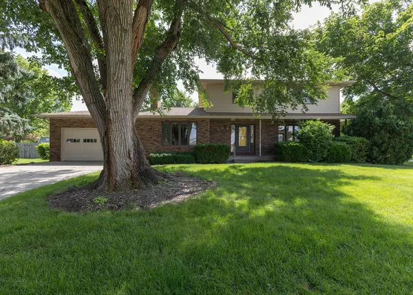 $289,900 | 740 Hickory Drive, Geneseo, IL 61254