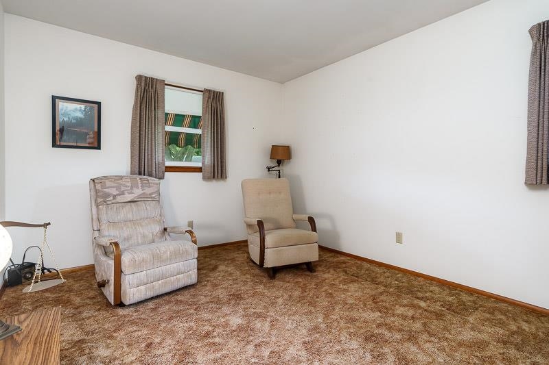 4702 Mohawk Road Rockford, IL 61107 - Photo 20 of 41 a living room with furniture and a window