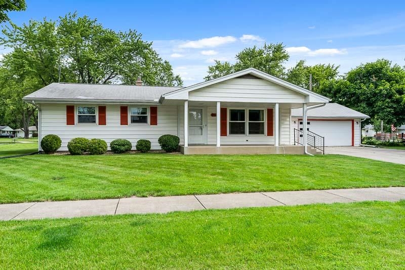 4702 Mohawk Road Rockford, IL 61107 - Photo 2 of 41 a front view of a house with a garden