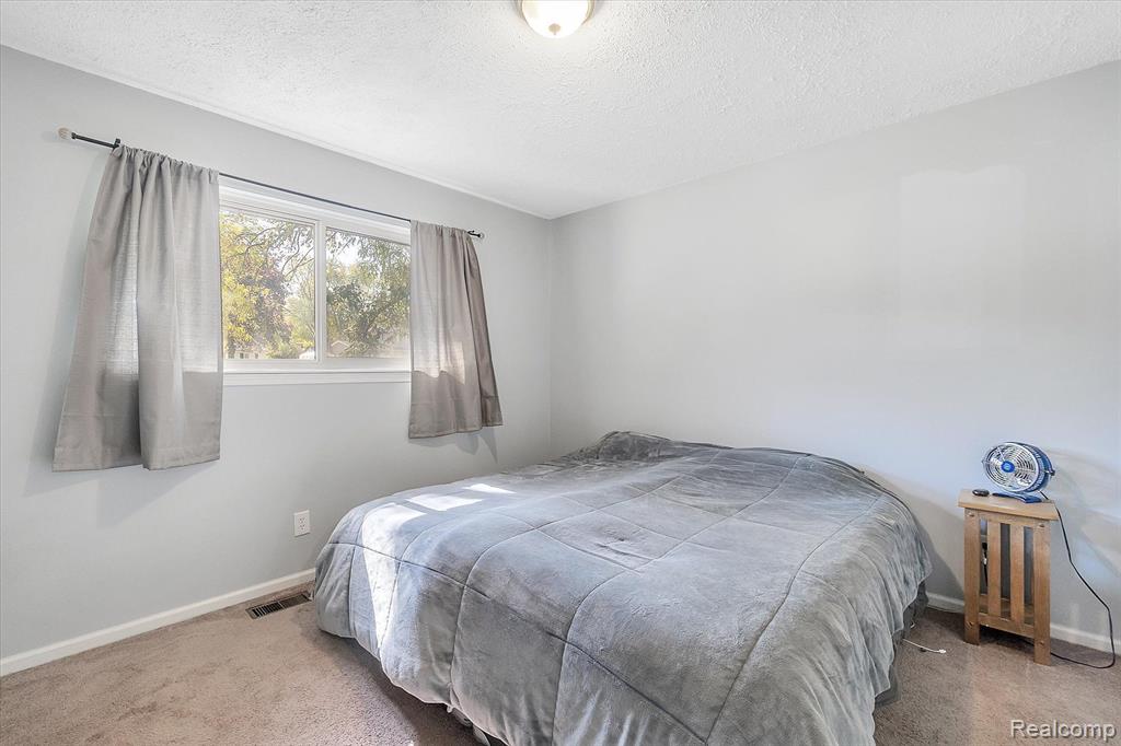 335 East River Road Flushing, MI 48433 - Photo 18 of 40