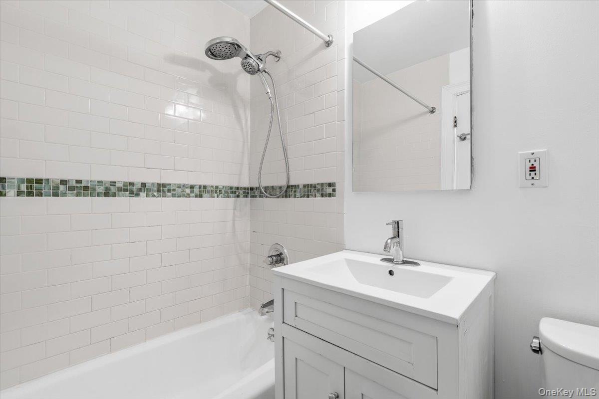 470 Halstead Avenue, Unit 5E Harrison, NY 10528 - Photo 13 of 22 a bathroom with a sink and a bathtub
