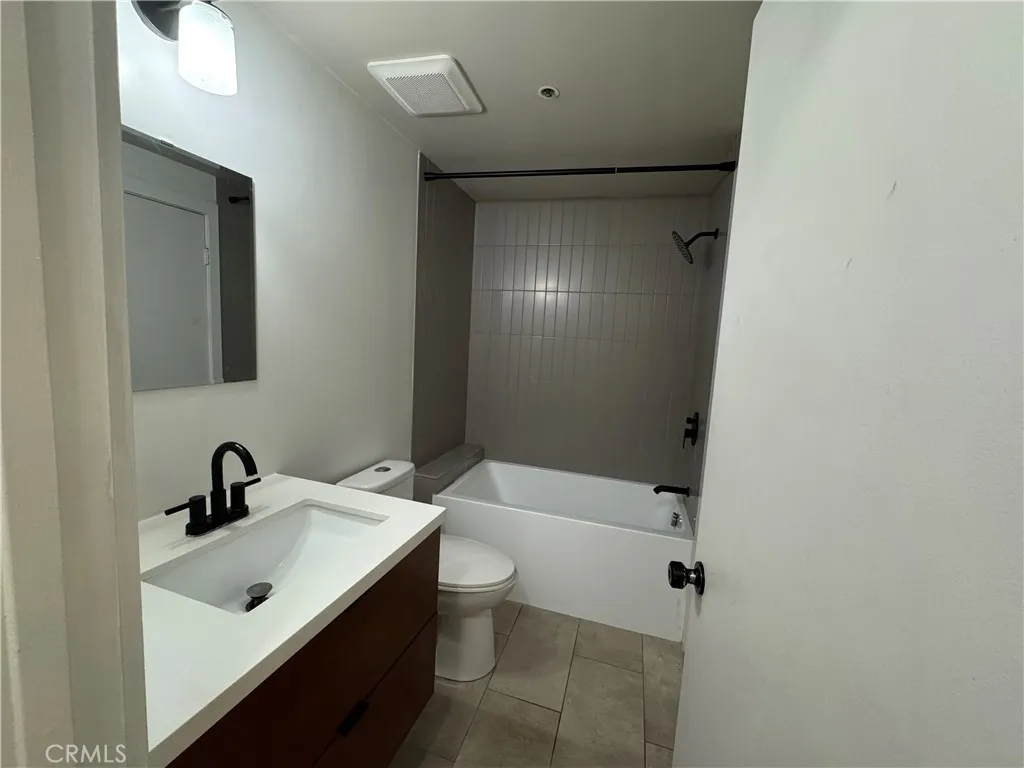 730 West 4th Street Long Beach, CA 90802 - Photo 15 of 35 Bathroom