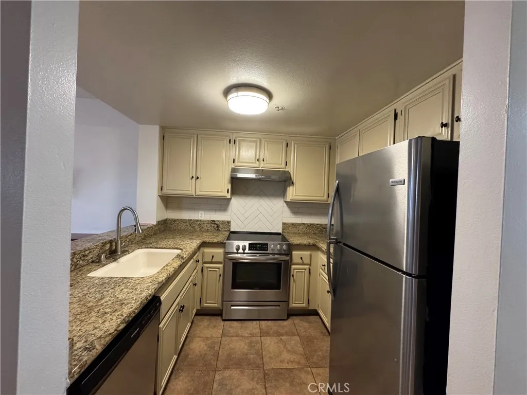 730 West 4th Street Long Beach, CA 90802 - Photo 17 of 35 Kitchen