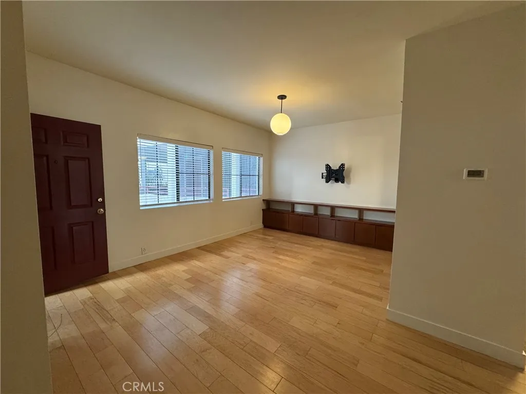 730 West 4th Street Long Beach, CA 90802 - Photo 19 of 35 a view of an empty room and window