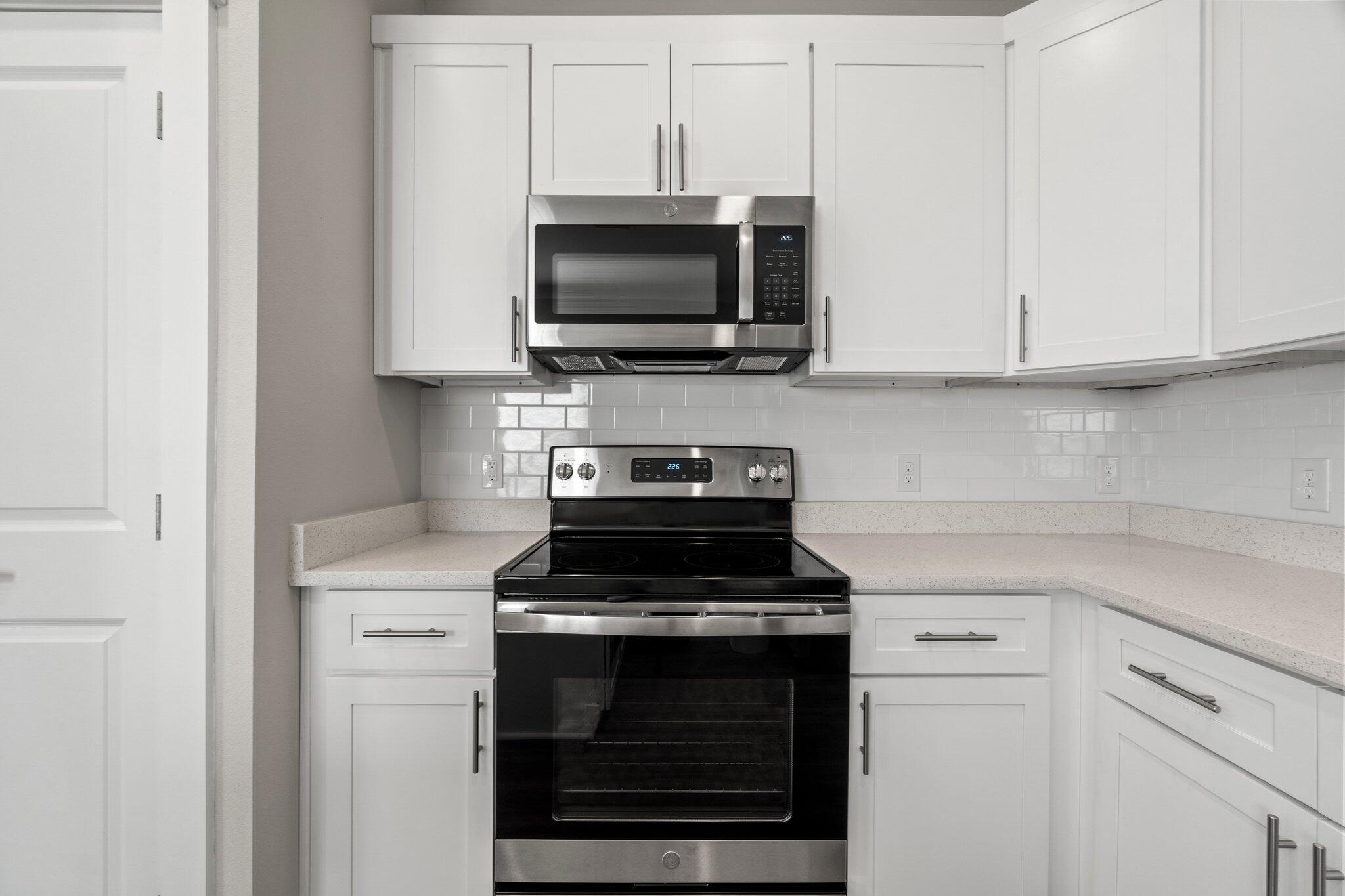 274 Date Palm Lane, Unit HORIZON Freeport, FL 32439 - Photo 12 of 28 a kitchen with a stove and a microwave