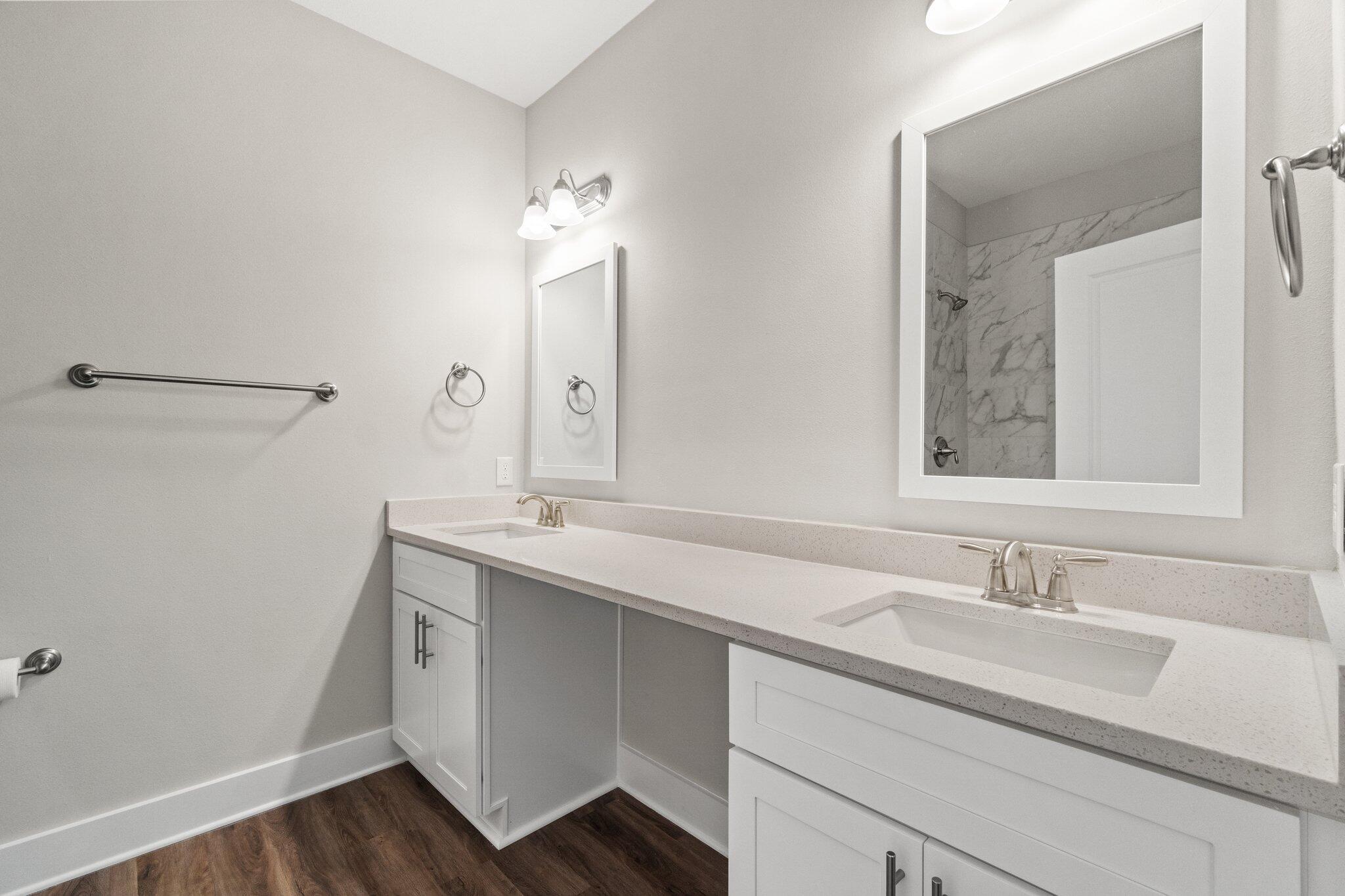 274 Date Palm Lane, Unit HORIZON Freeport, FL 32439 - Photo 21 of 28 a bathroom with a sink and a mirror
