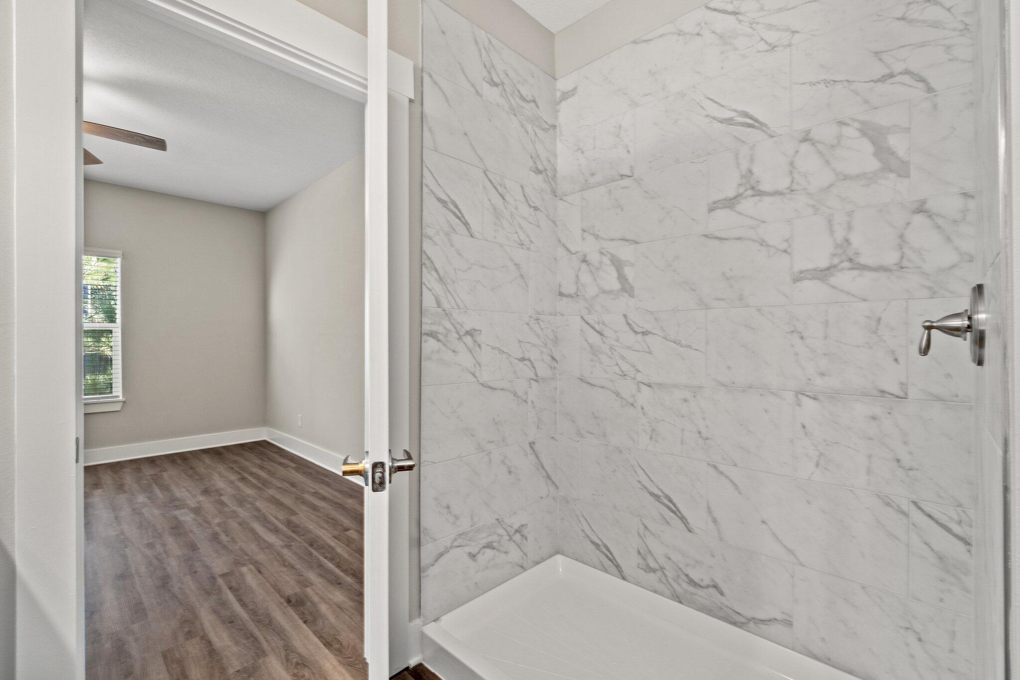 274 Date Palm Lane, Unit HORIZON Freeport, FL 32439 - Photo 22 of 28 a view of bathroom