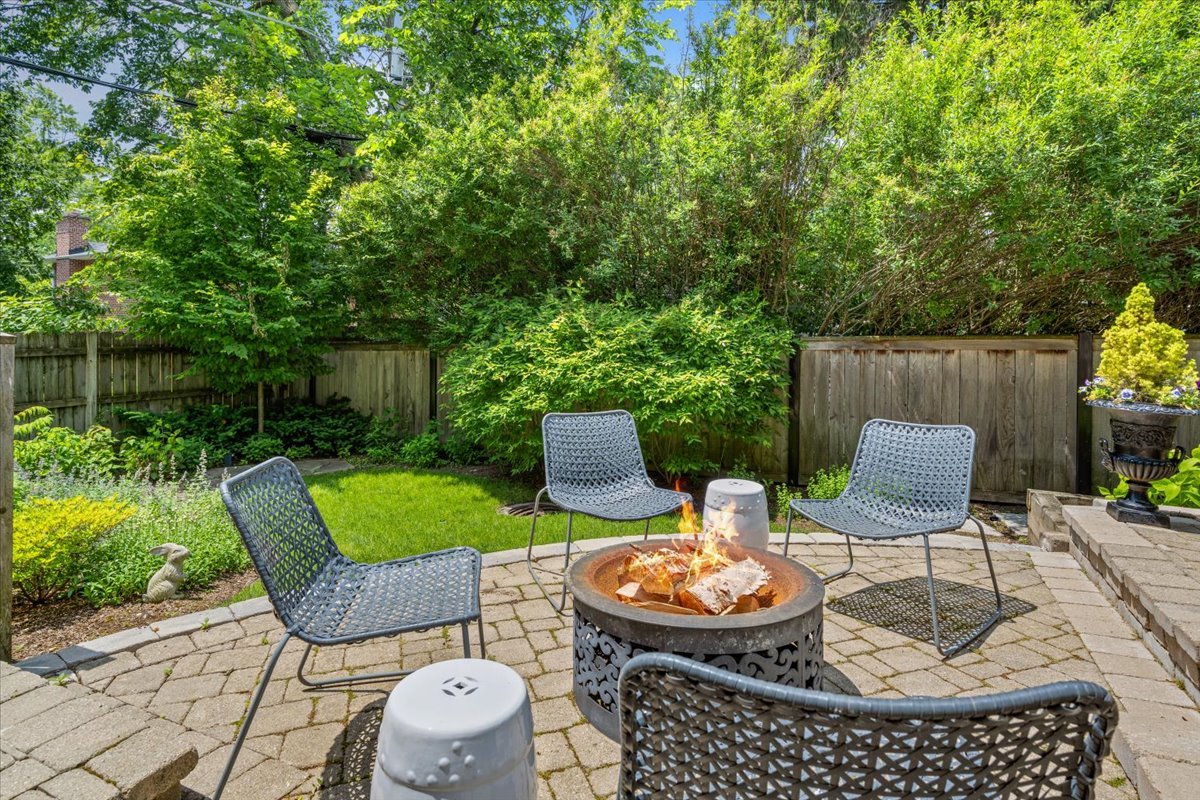 446 Jackson Avenue Glencoe, IL 60022 - Photo 33 of 34 a view of a table and chairs in the patio