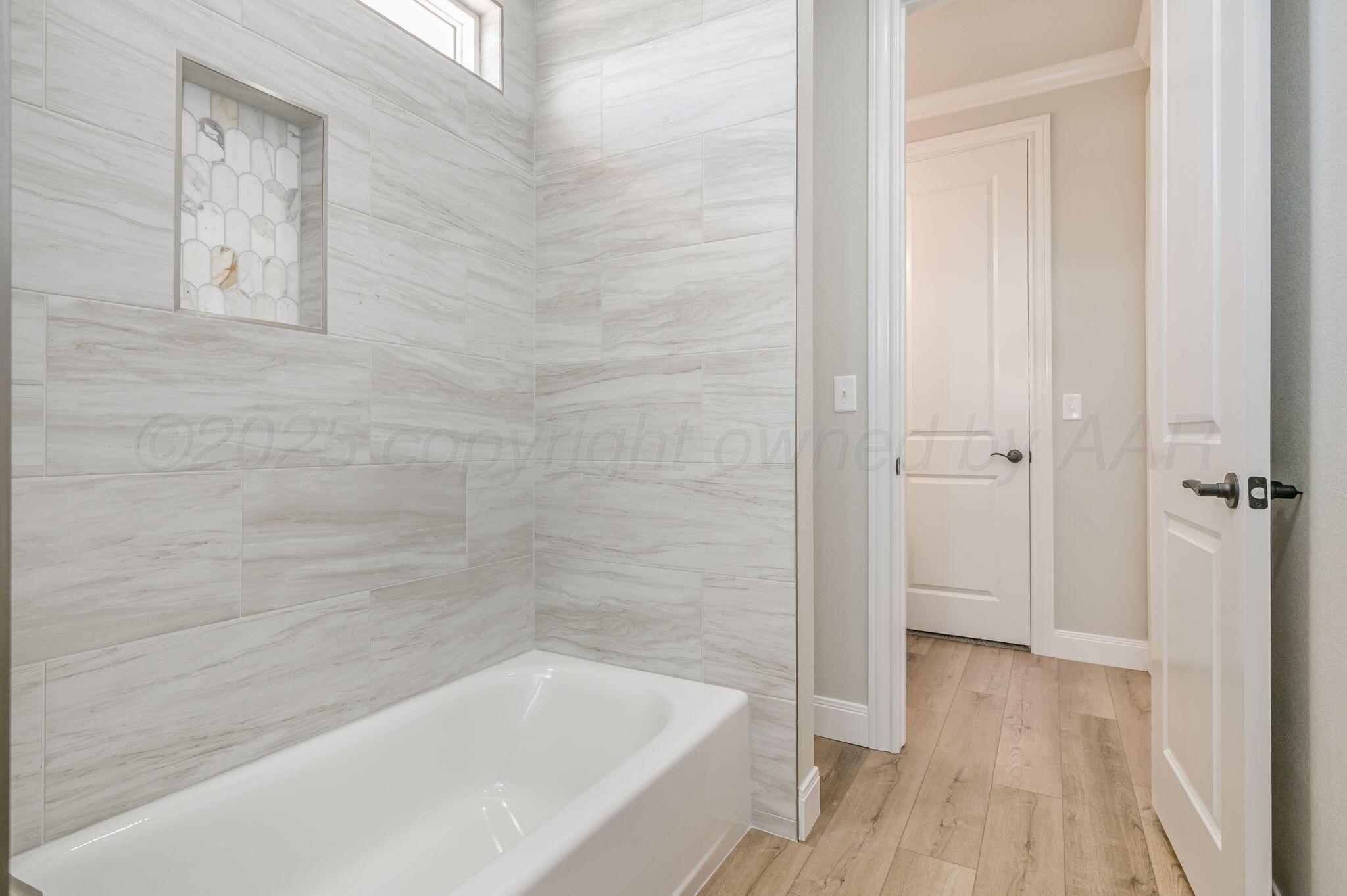 2000 Breken Ridge Road Amarillo, TX 79124 - Photo 27 of 46 Jack and Jill Tub/Shower Combo
