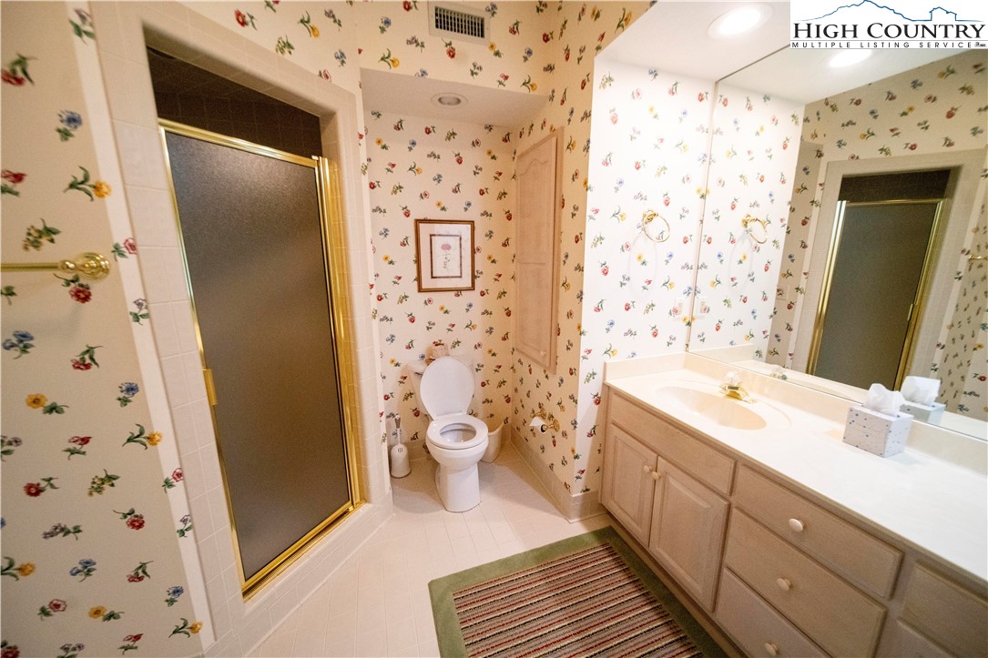 185 Waterside Drive, Unit 20 OF WALNUT 5 Blowing Rock, NC 28605 - Photo 12 of 15 a bathroom with a sink and a mirror