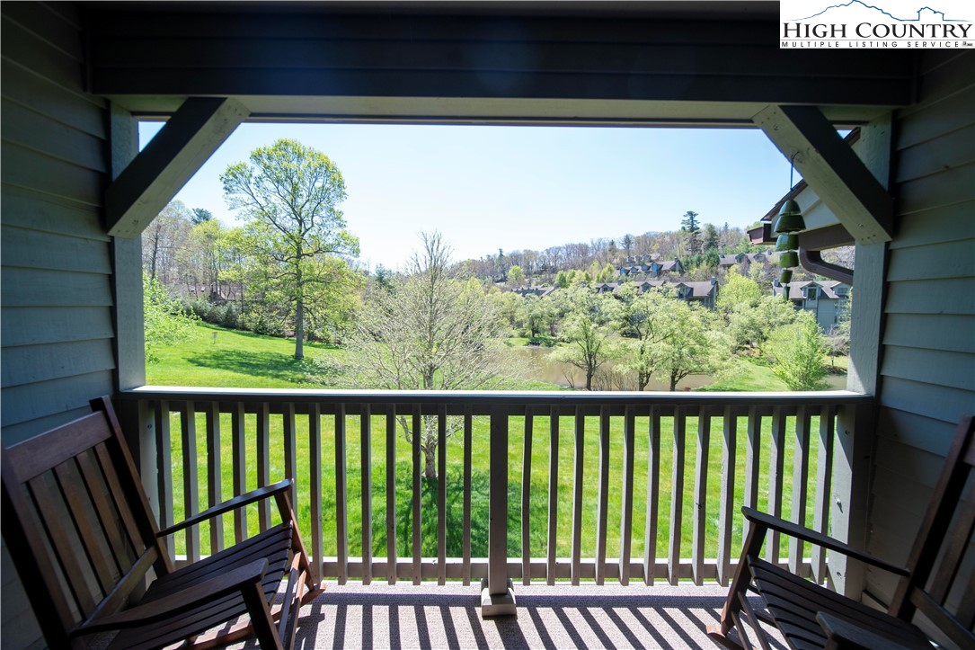 185 Waterside Drive, Unit 20 OF WALNUT 5 Blowing Rock, NC 28605 - Photo 8 of 15 a view of a porch