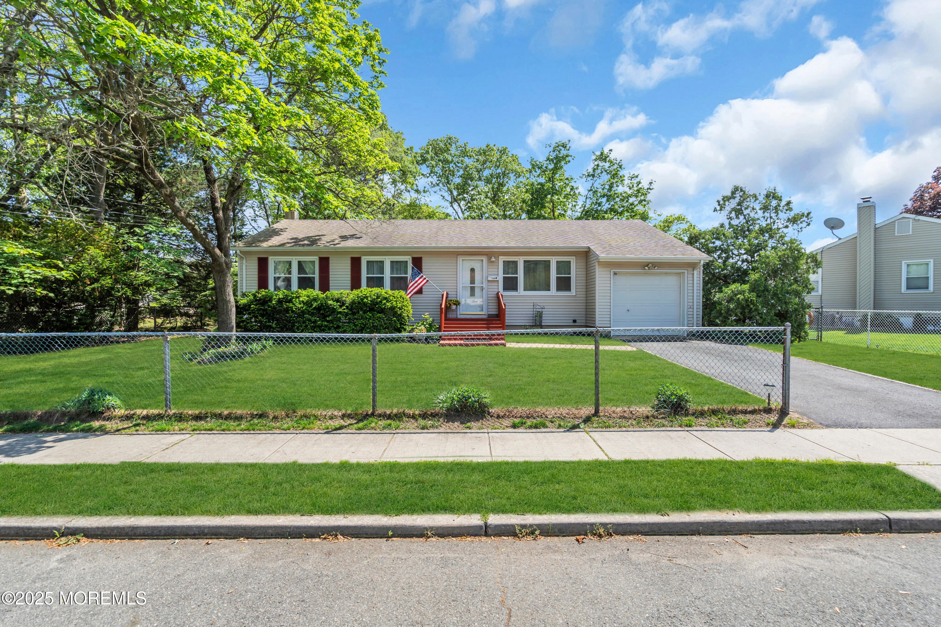 a view of a house with a backyard