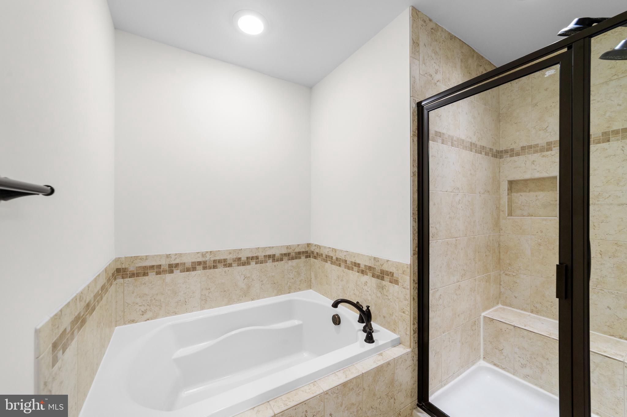 42 Sundance Drive Hamilton, NJ 08619 - Photo 24 of 25 a bathroom with a bathtub