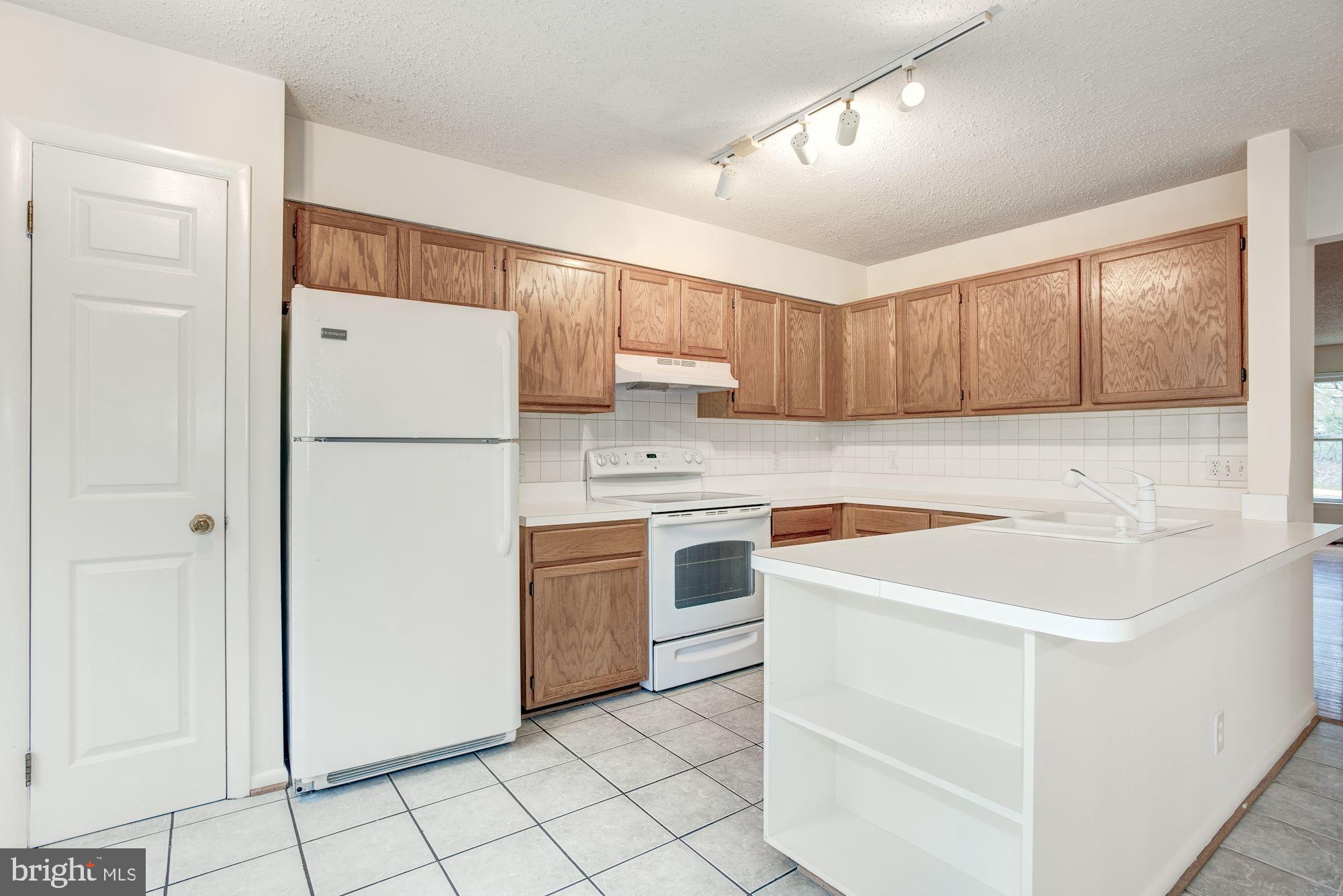 1604 Oak Spring Way Reston, VA 20190 - Photo 10 of 50