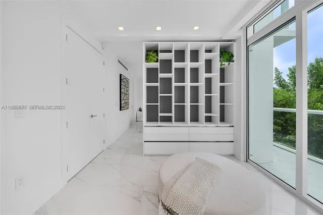 $25,000 | 100 South Pointe Drive, Unit TH13, Miami Beach, FL 33139