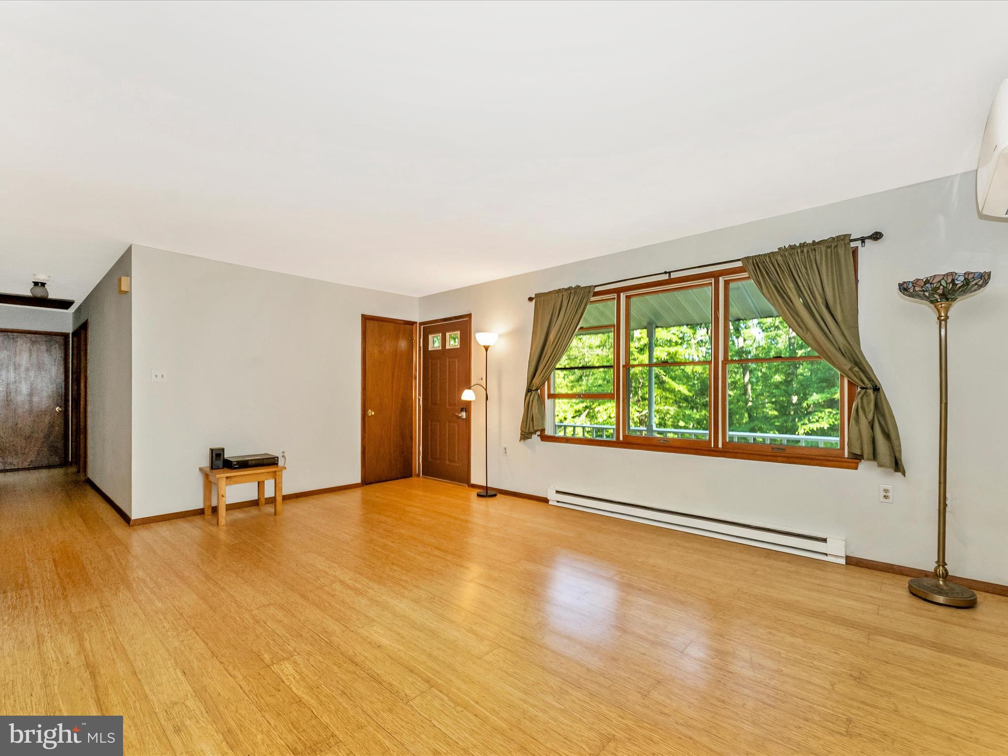 11258 Putman Road Thurmont, MD 21788 - Photo 11 of 45 Living Room