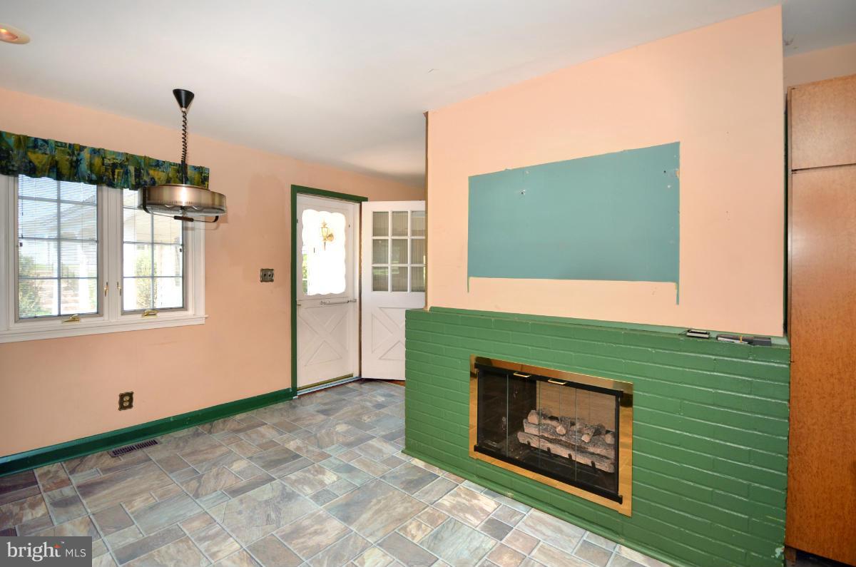 3839 Blenheim Road Phoenix, MD 21131 - Photo 5 of 27 Living Room