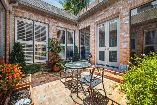 a view of entryway with outdoor area