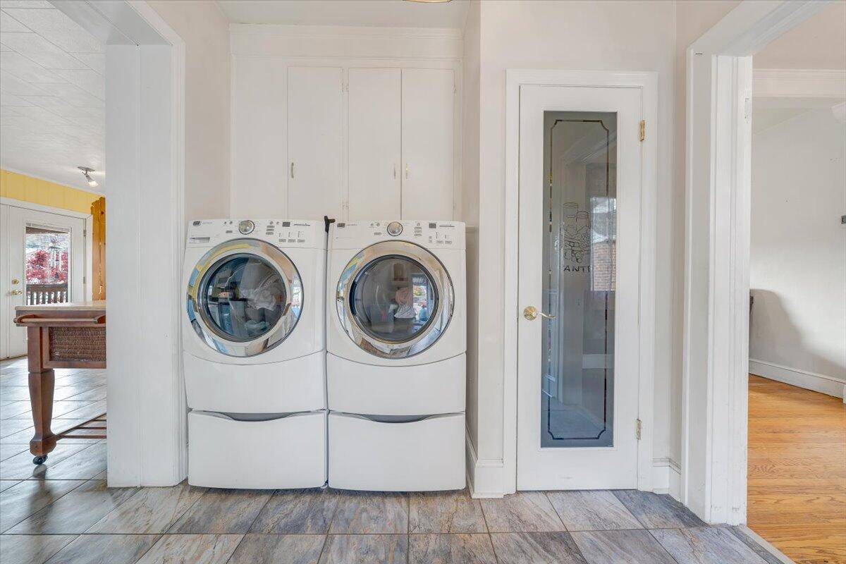 3116 Spring Road Southwest Roanoke, VA 24015 - Photo 14 of 22 a utility room with dryer and washer