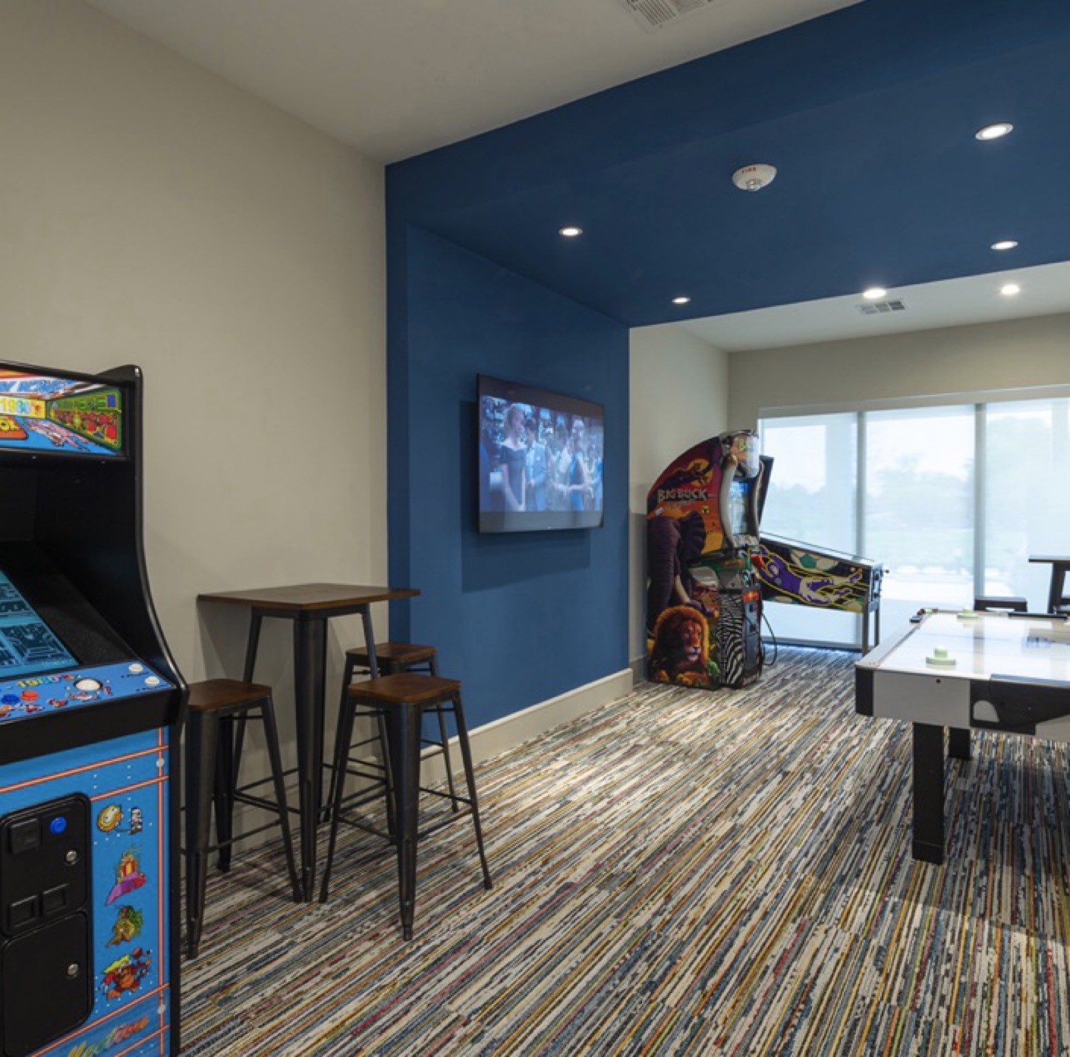 401 West 25th Street, Unit 1144 Houston, TX 77008 - Photo 36 of 42 a living room with furniture and a flat screen tv