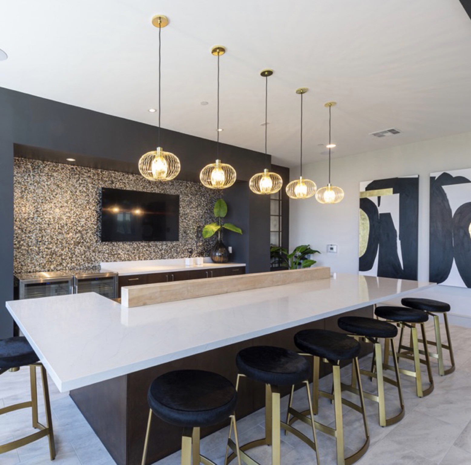 401 West 25th Street, Unit 1144 Houston, TX 77008 - Photo 37 of 42 a kitchen with a table and chairs