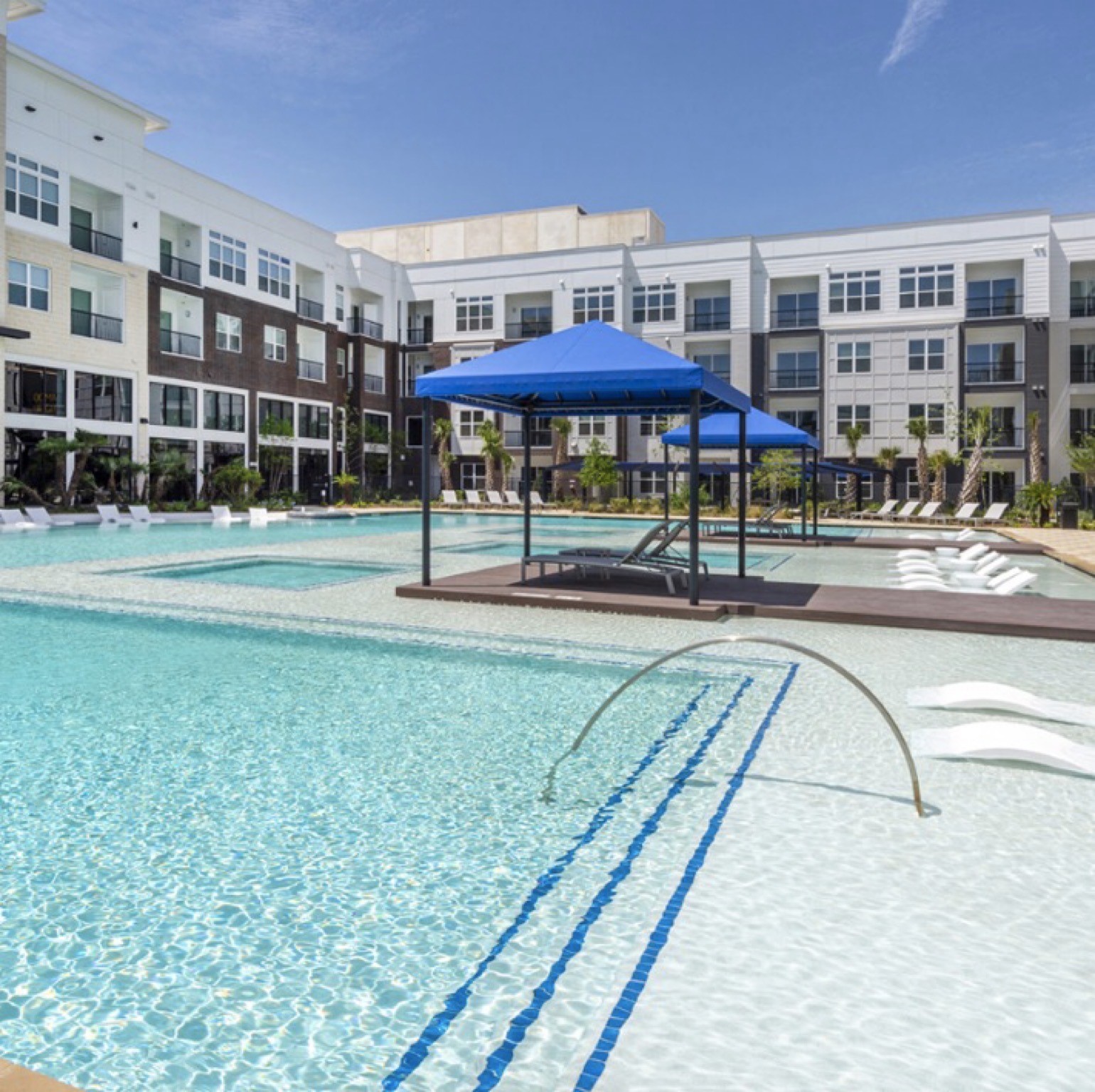 401 West 25th Street, Unit 1144 Houston, TX 77008 - Photo 40 of 42 a view of an apartment with a backyard
