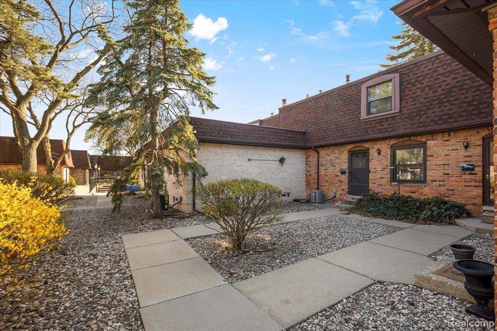 5055 Crooks Road, Unit 17 Royal Oak, MI 48073 - Photo 19 of 25 Gallery Image 19
