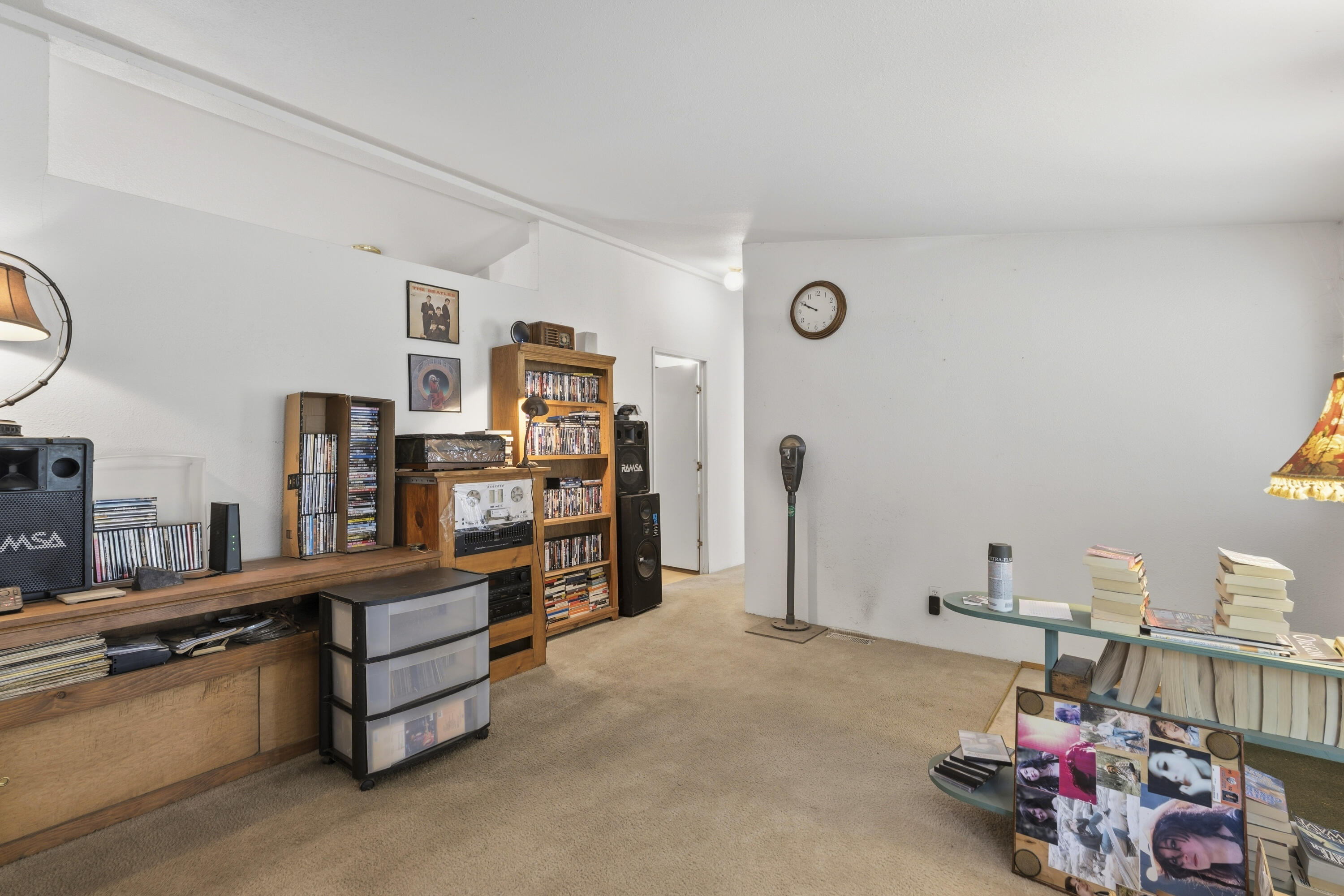 16928 Covina Road Bend, OR 97707 - Photo 6 of 48 a room with furniture and musical instruments