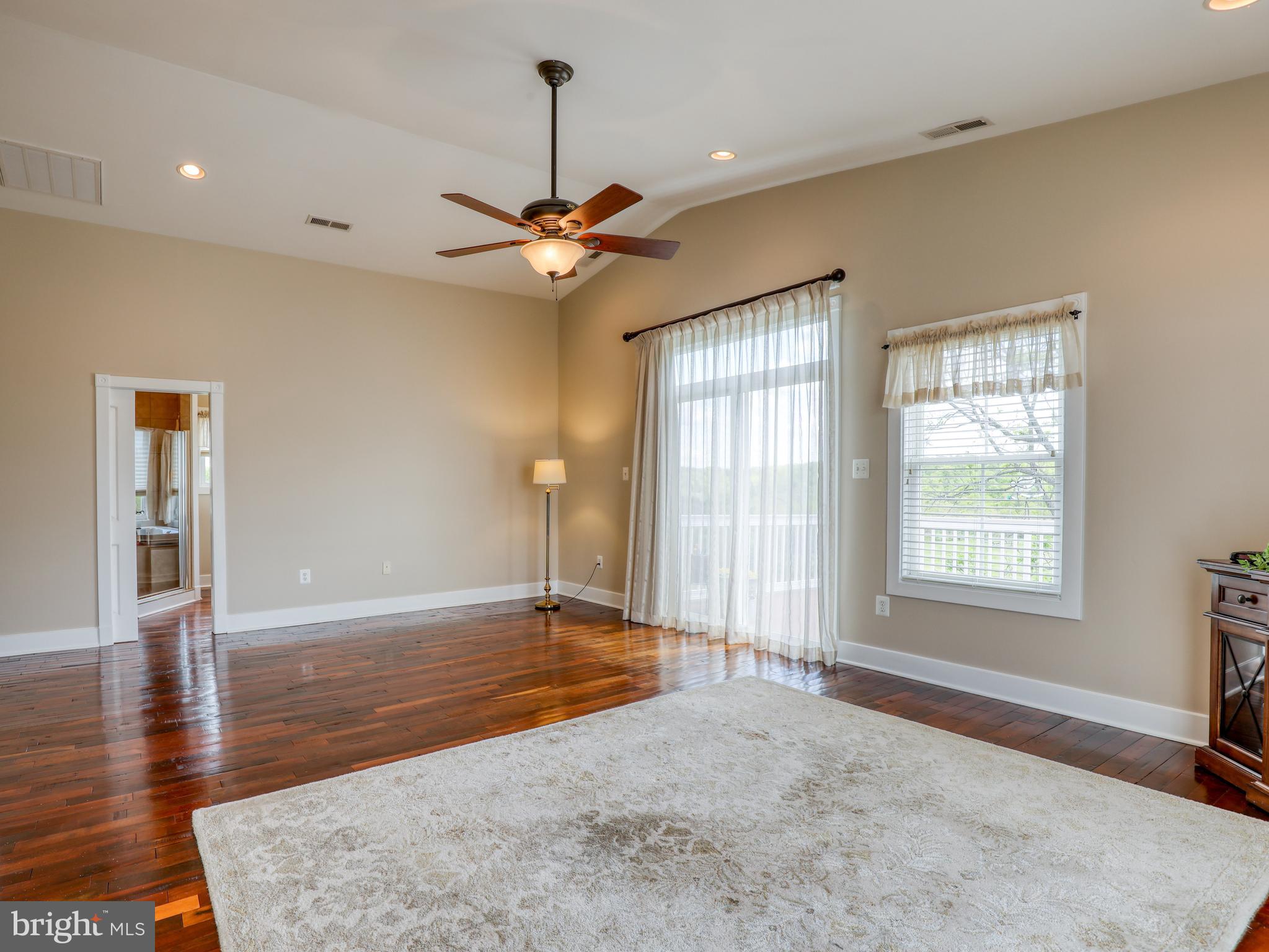 902 Forest Grove Road Middletown, VA 22645 - Photo 61 of 84 Attached bath with vaulted ceiling
