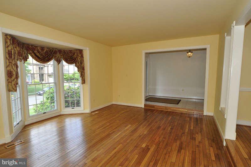 53 Rutherford Circle Sterling, VA 20165 - Photo 2 of 29 Living Room