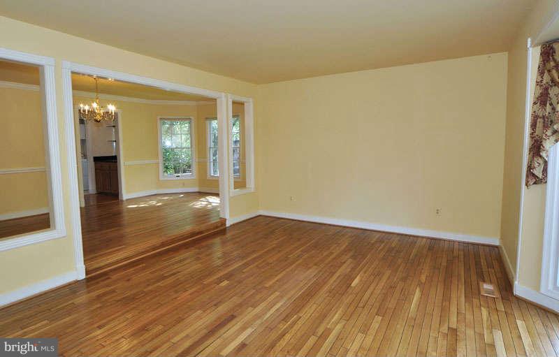 53 Rutherford Circle Sterling, VA 20165 - Photo 3 of 29 Living Room