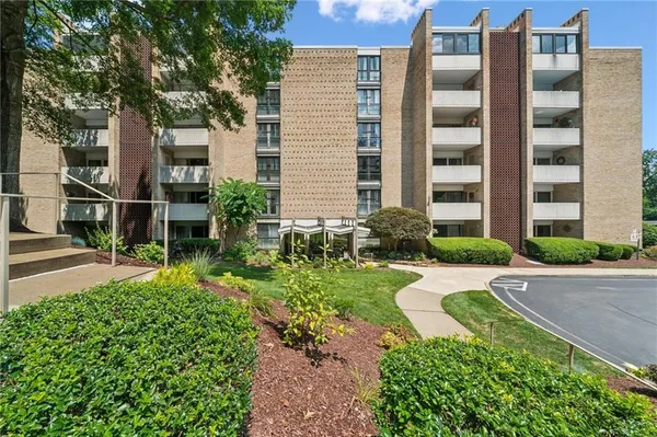 $290,000 | 53 Highland Road, Unit 403404, Bethel Park, PA 15102