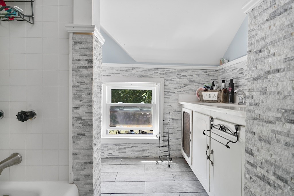 185 Stafford Road Tiverton, RI 02878 - Photo 12 of 24