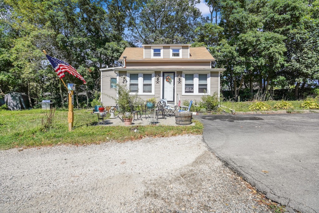 185 Stafford Road Tiverton, RI 02878 - Photo 2 of 24