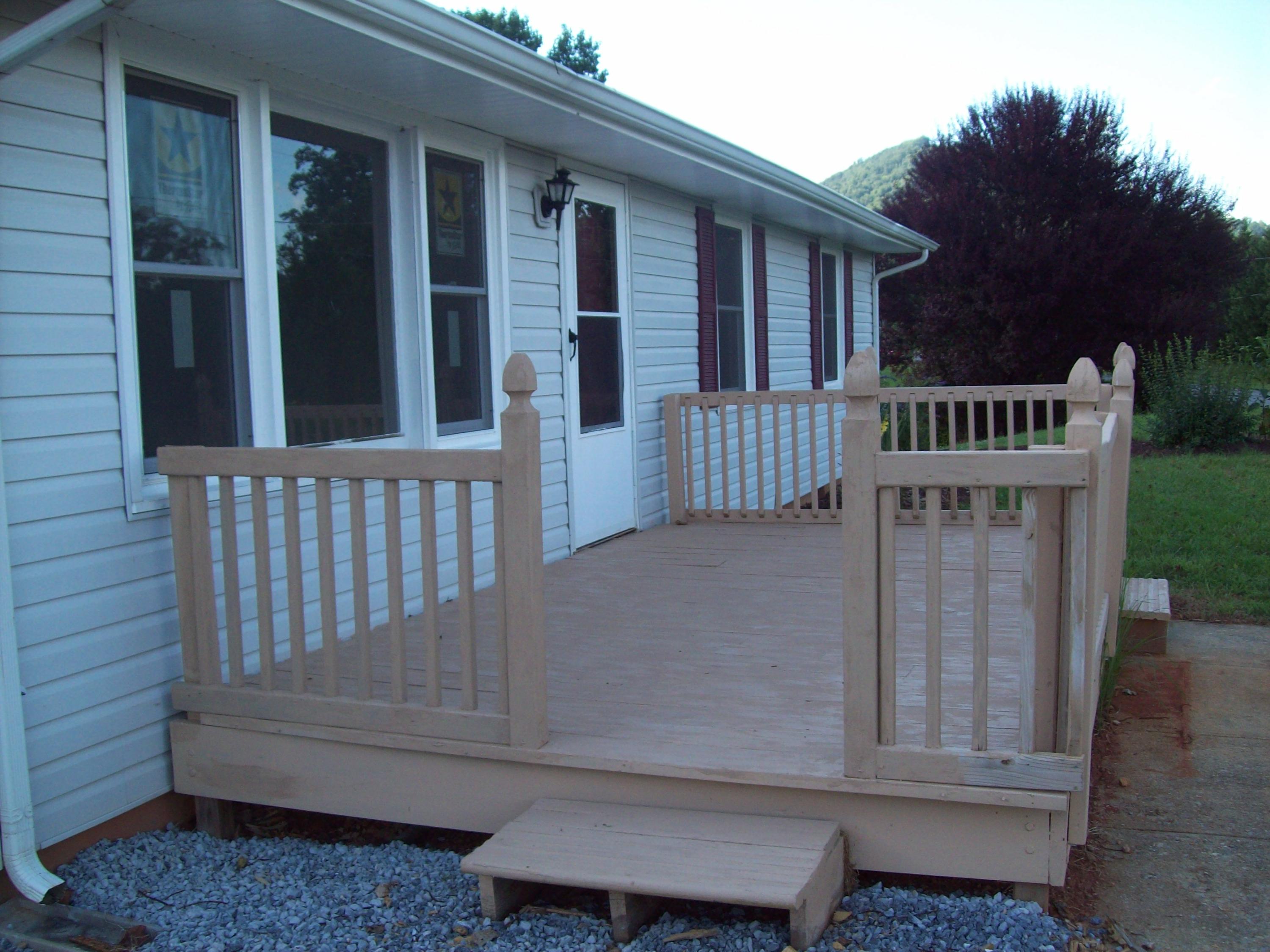 2869 Nemmo Road Vinton, VA 24179 - Photo 4 of 17 Front Deck