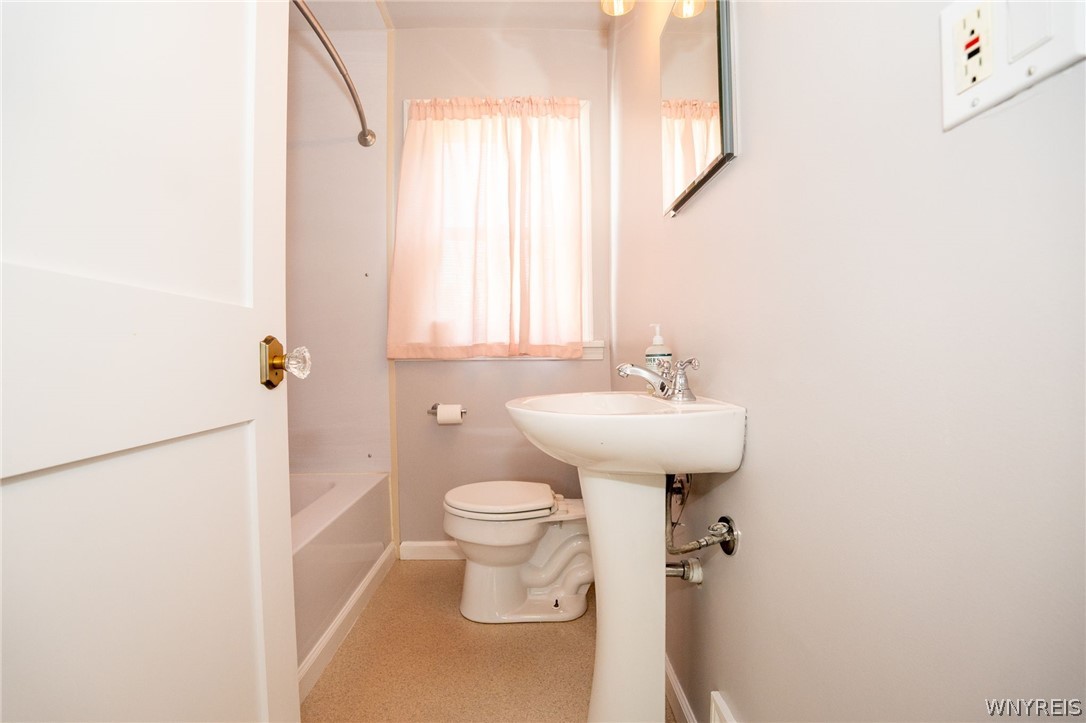 5201 Scranton Road Hamburg, NY 14075 - Photo 21 of 35 Full Bathroom