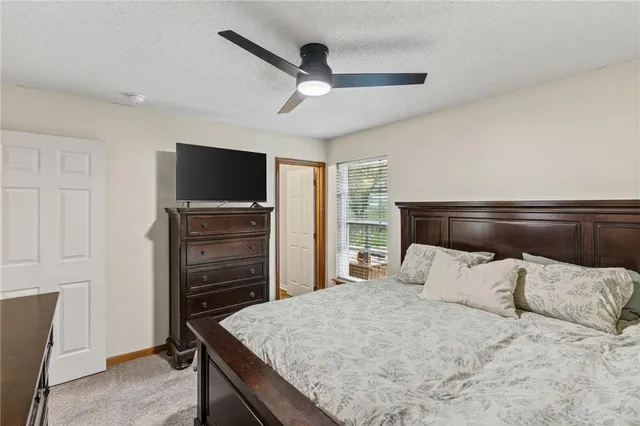 $299,900 | 210 East 22nd Street, Kearney, MO 64060