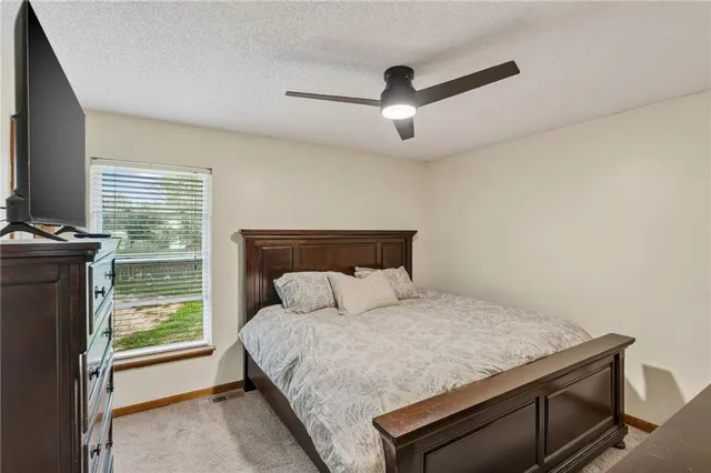 $299,900 | 210 East 22nd Street, Kearney, MO 64060